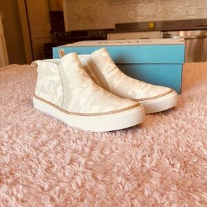 Tom’s Women’s Egret Camo shoes - size 9.5